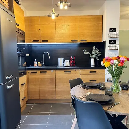 Charming 2-room In Lavandou, Terrace, Parking, Air Conditioning *