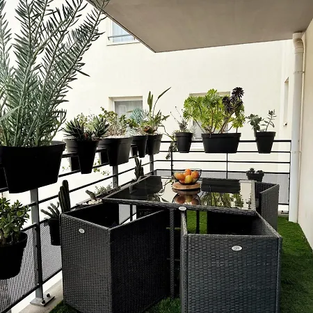 Charming 2-room In Lavandou, Terrace, Parking, Air Conditioning *