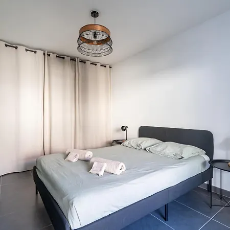 Charming 2-room In Lavandou, Terrace, Parking, Air Conditioning アパート