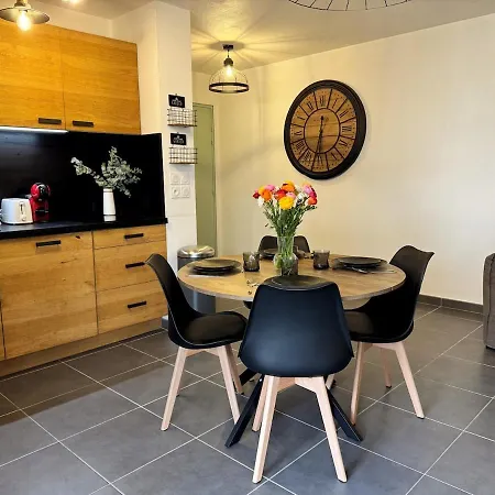 Charming 2-room In Lavandou, Terrace, Parking, Air Conditioning * לה לבאנדו