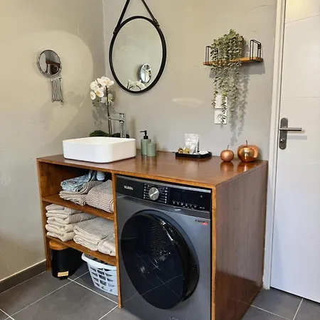 Charming 2-room In Lavandou, Terrace, Parking, Air Conditioning דירה