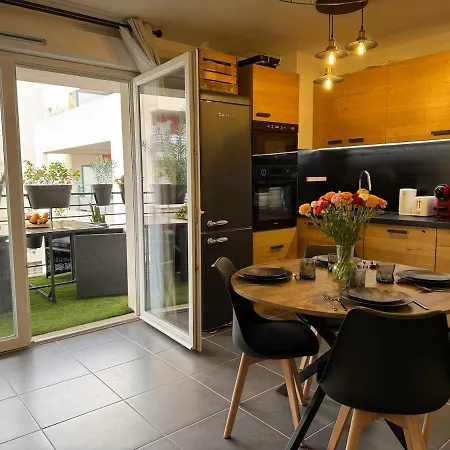 Charming 2-room In Lavandou, Terrace, Parking, Air Conditioning Apartment Le Lavandou