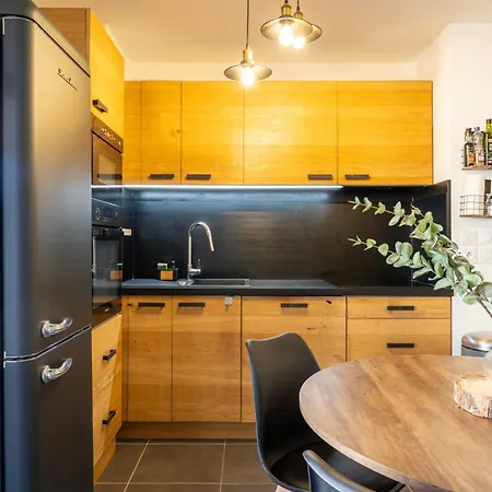 Charming 2-room In Lavandou, Terrace, Parking, Air Conditioning * לה לבאנדו