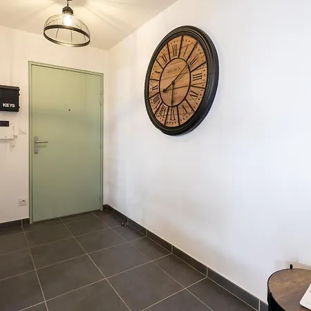 Апартаменты Charming 2-room In Lavandou, Terrace, Parking, Air Conditioning *