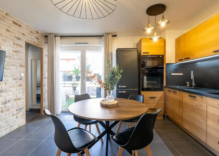 Charming 2-room In Lavandou, Terrace, Parking, Air Conditioning * Le Lavandou