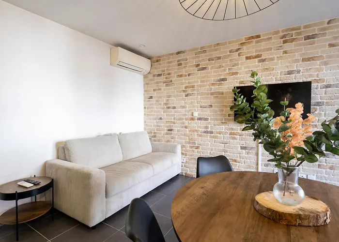 Apartmán Charming 2-room In Lavandou, Terrace, Parking, Air Conditioning Le Lavandou