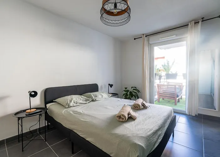 Charming 2-room In Lavandou, Terrace, Parking, Air Conditioning